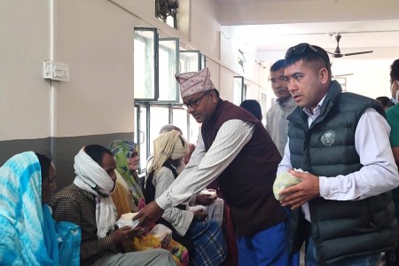 'गिरिजाबाबु'को स्मृति दिवसमा विरामीलाई फलफूल वितरण